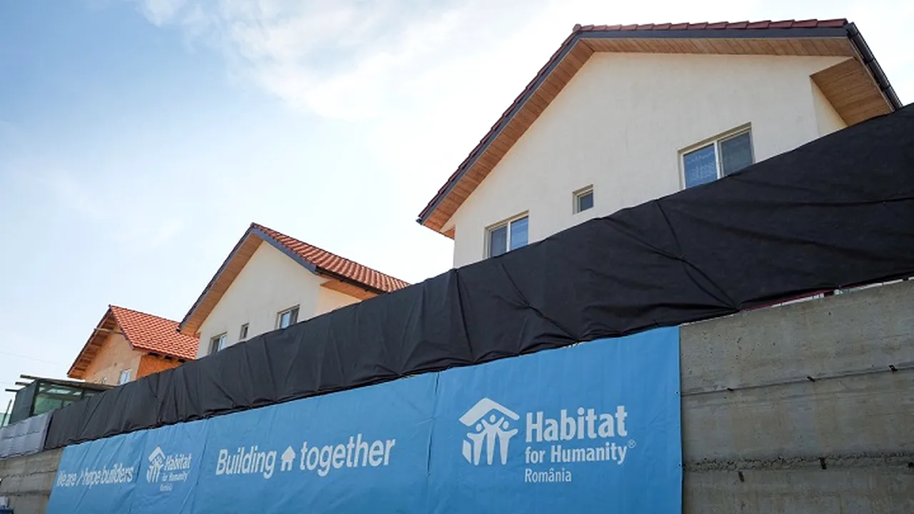 CEO Build: Lideri din mediul de afaceri şi ONG-uri construiesc case pentru familii defavorizate