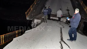 Un pod construit peste râul Strei S-A RUPT de la jumătate. Două maşini au rămas suspendate. Cauza prăbuşirii - 