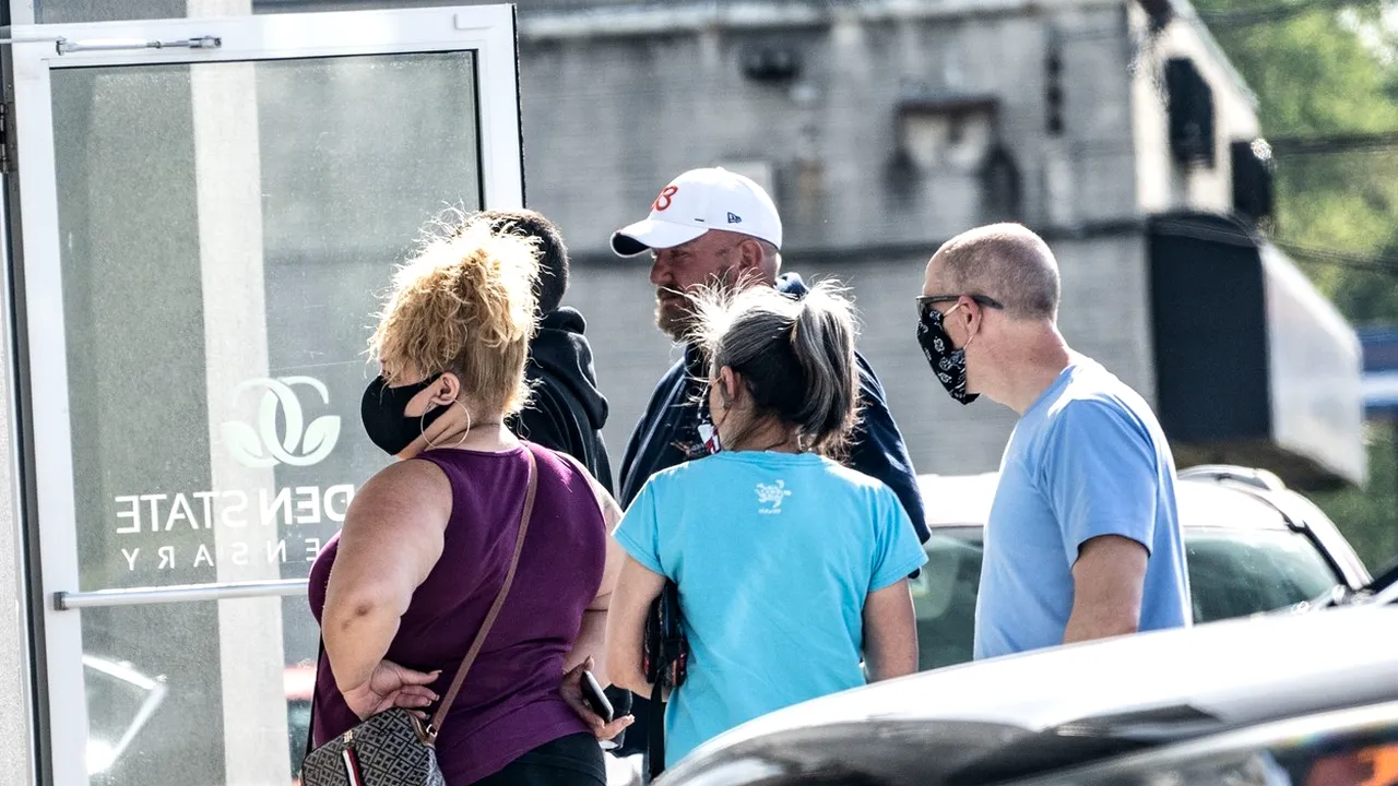 Decret după o creştere a ratei de infectare: locuitorii din New Jersey vor trebui să poarte măşti şi în aer liber
