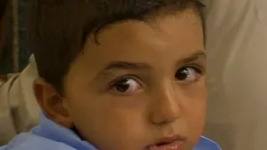 REPORTAJ: Adevărata imagine a tragediei din Siria. Copiii, trataţi pe întuneric. Chipul lui al-Assad decorează coşurile de gunoi şi scheletele didactice - VIDEO