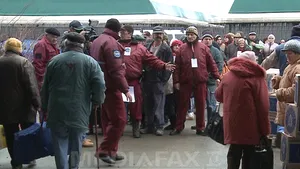 Arad: Cozi la depozitul unde se distribuie alimentele de la Uniunea Europeană - FOTO