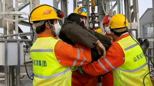 VIDEO. Salvarea minerilor din China prinşi în subteran într-o mină de aur. 11 persoane din cele 22 au fost scoase la suprafaţă