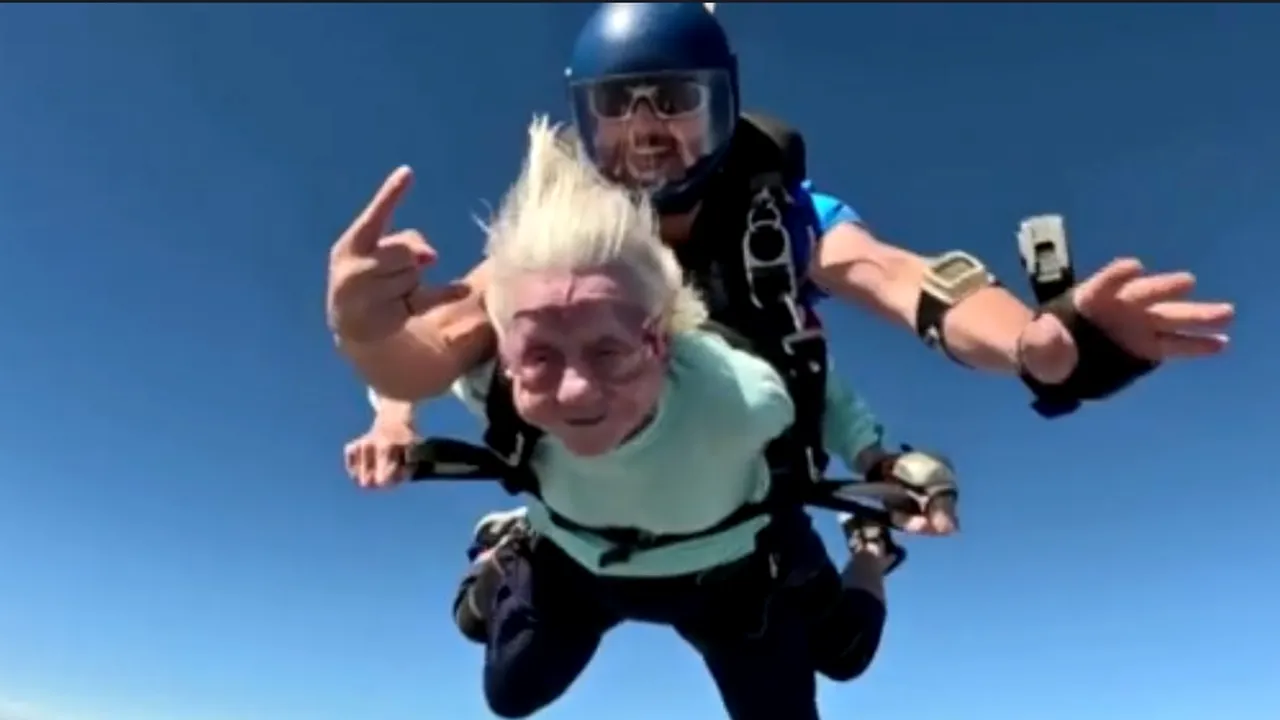 Record pentru Dorothy Hoffner, femeia care a sărit cu paraşuta la 104 ani 