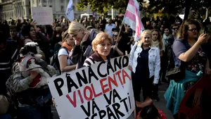Femeile se încurajează unele pe altele să declare VIOLENŢA. Marş în Bucureşti, pentru siguranţa femeilor. Poveşti terifiante ale victimelor loviturilor soţilor