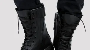 VIDEO Gafa unei companii de încălţăminte. Bocancii care au ajuns VIRALI pe Internet. Oamenii sunt scandalizaţi