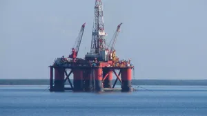 Preţul petrolului s-a ieftinit abrupt, iar scăderea se va simţi la pompă