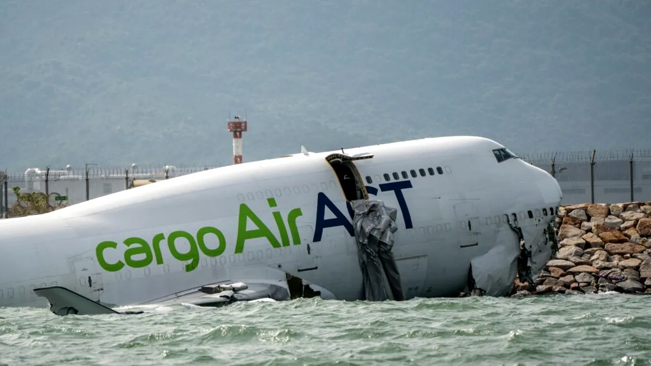 Epava principală a avionului cargo, recuperată după prăbușirea mortală la Hong Kong