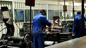 FOCUS: Fabrica de Avioane Craiova supravieţuieşte cu 300 de angajaţi, societatea e îngropată în datorii.  
