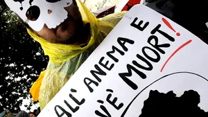 Zeci de mii de persoane au protestat la Napoli, denunţând afacerile cu deşeuri toxice