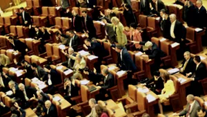 Parlamentul permite Guvernului să emită ordonanţe în vacanţă
