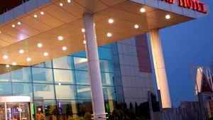 O femeie a supravieţuit după ce a căzut de la etajul 15 al unui hotel din Capitală