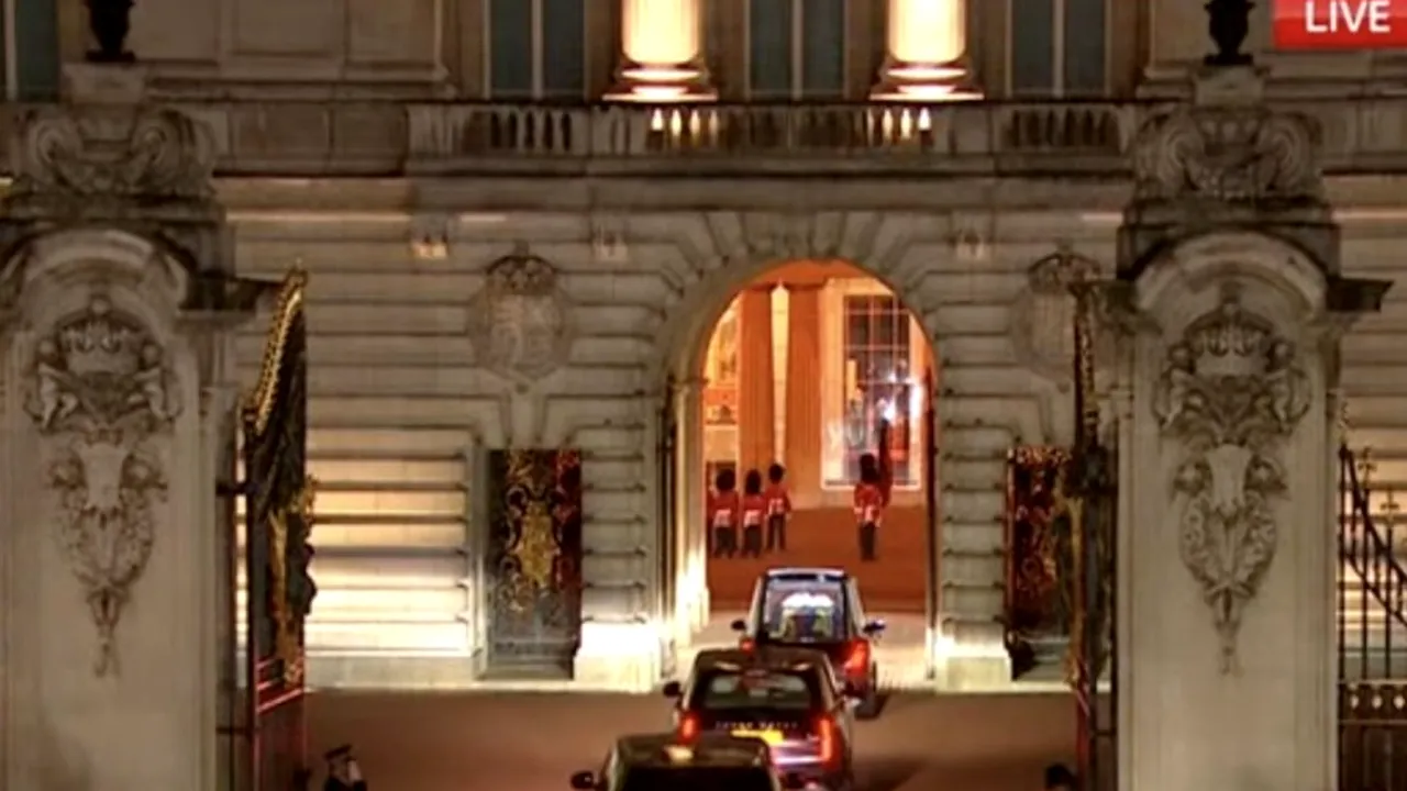 Sicriul reginei Elisabeta ajunge pentru ultima dată la Palatul Buckingham