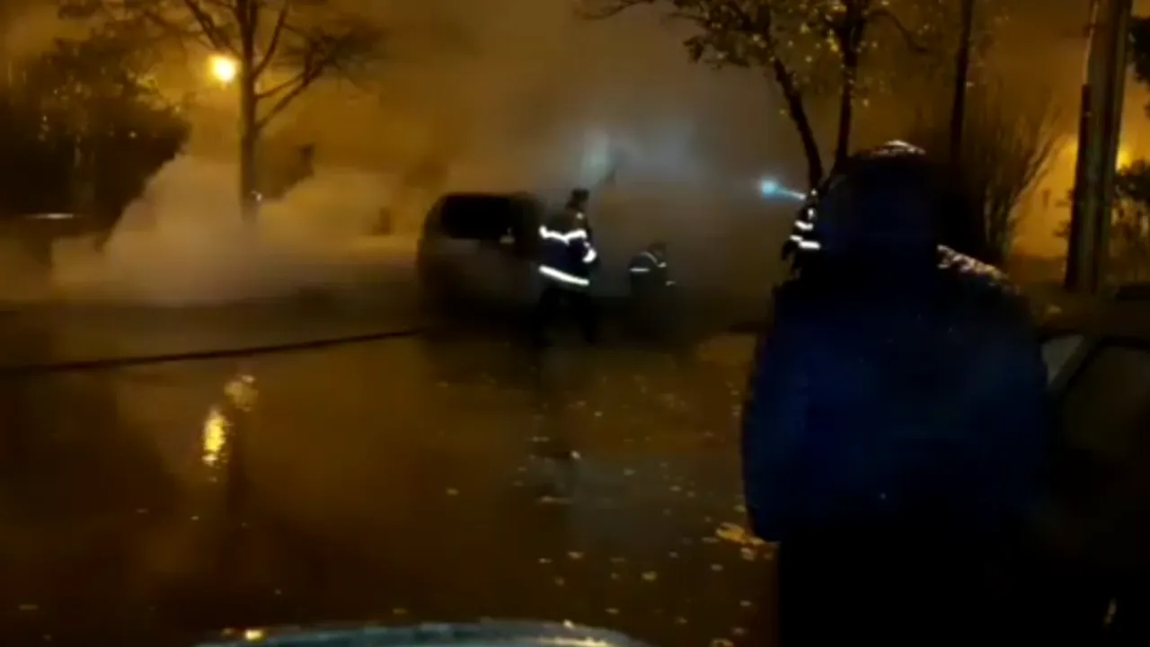 VIDEO| O maşină s-a făcut scrum şi alta a ars parţial, pe o stradă din Slatina