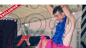 Prinţul William dansează dezbrăcat la o petrecere - FOTO