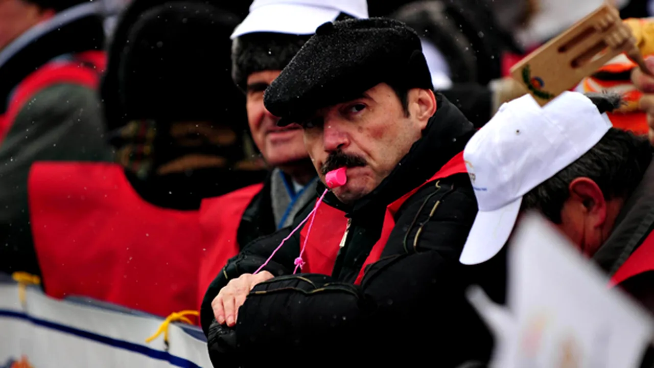 Aproximativ 200 de funcţionari publici protestează la Guvern