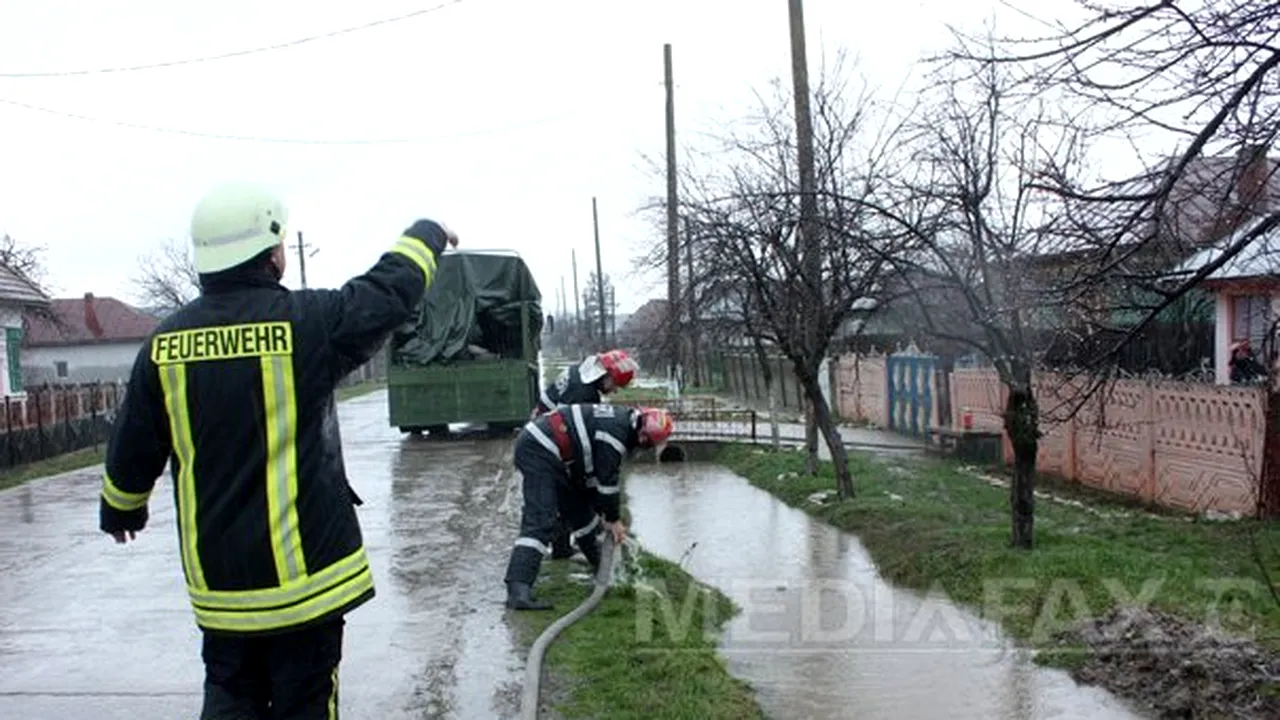 Mai multe gospodării din Prahova, inundate. Pompierii ajută la scoaterea apei. Trei ciobani, salvaţi de pe o insulă formată pe râul Prahova. Deversarea apei la barajul Paltinu continuă