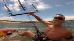 Mazăre făcând kitesurfing în Madagascar: 