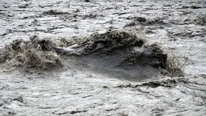 Cel puţin 49 de morţi în urma inundaţiilor, în Nepal. Sute de turişti, salvaţi cu ajutorul elefanţilor. Aproape 350.000 de case, acoperite de apă. 