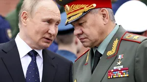 Războiul din Ucraina, ziua 131. Continuă bombardamentele masive / Banca Europeană de Investiţii vrea să strângă 100 de miliarde de euro / Victorie rusească în Luhansk / După săptămâni de lupte şi pierderi masive, ruşii deţin controlul total asupra regiunii / Putin îşi trimite soldaţii la odihnă şi premiază generali