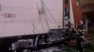 Alertă la Gara de Sud din Ploieşti: Locomotiva unui tren de călători a luat foc 