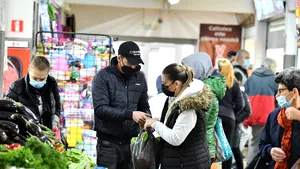 Micii producători şi comercianţii din pieţe sunt disperaţi: “Dacă ne scot afară, marfa va ingheţa şi o putem arunca” 