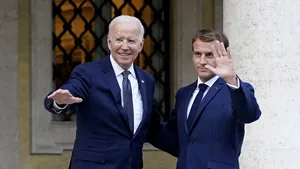 Emmanuel Macron a discutat cu Joe Biden la telefon înainte de deplasarea la Moscova unde se va întâlni cu Putin