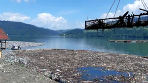 Situaţia care i-a provocat „câteva zile de nelinişte” ministrului Ioan Deneş: 250 de tone de deşeuri au fost strânse de pe lacul de la Bicaz