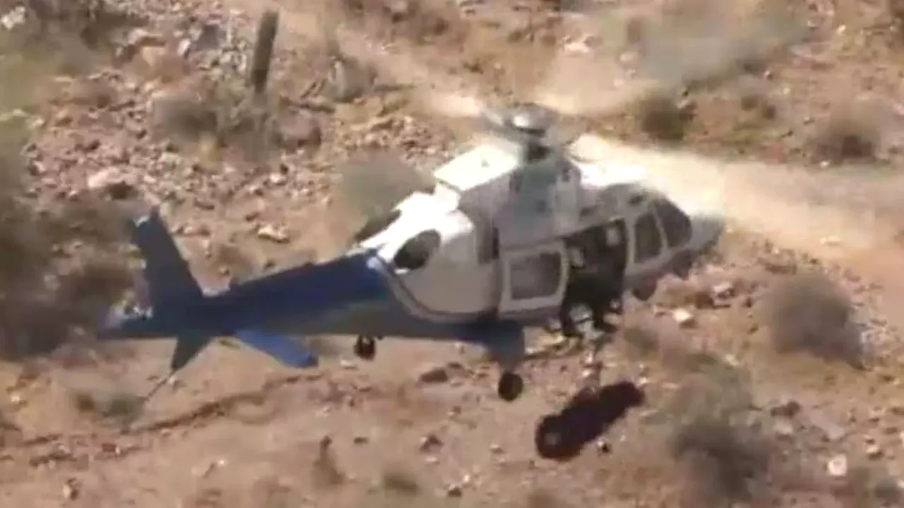 Misiune de salvare AMEŢITOARE: O femeie rănită, ridicată pe targă de un elicopter al echipelor de intervenţie, a fost învârtită violent în aer | VIDEO