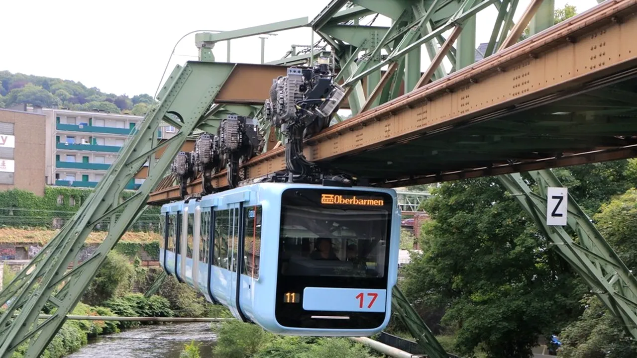 „Cu susu-n jos”. Trenuri „zburătoare”, demne de un film SF VIDEO