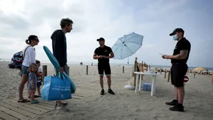 Ultima zi de minivacanţă, prima zi de plajă. Turiştii îşi prelungesc sejurul de Rusalii, după ce au încetat ploile