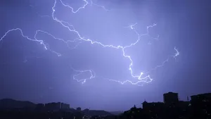 Avertizare nowcasting: Cod portocaliu de furtună în Ilfov și cod galben în vestul Capitalei. Sunt anunțate ploi torențiale, grindină și descărcări electrice