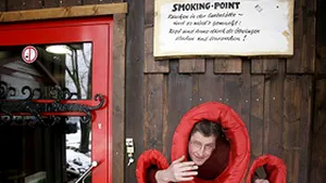 Patron german a inventat gaura pentru fumat în restaurante