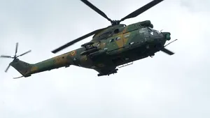 Un elicopter militar s-a prăbuşit în judeţul Bacău: Doi oameni au murit şi trei sunt răniţi. Ministrul Apărării a plecat spre locul accidentului. Răniţii, aduşi la Bucureşti