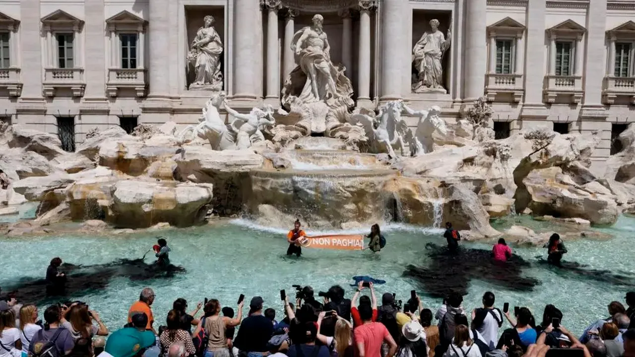 Activiştii ecologişti au înnegrit apa din Fontana di Trevi din Roma 