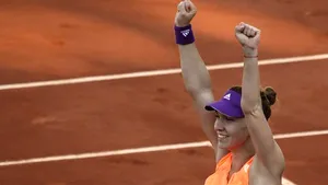 Simona HALEP S-A CALIFICAT în finala Roland Garros, după  6-2, 7-6 (7-4), cu Andrea Petkovici. Halep, prima sportivă din România în finala acestei competiţii după 34 de ani: 