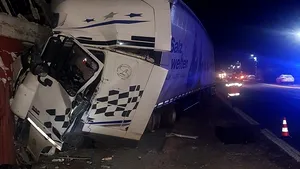 Un TIR a intrat într-o casă din Vâlcea, după ce şoferului i s-a făcut rău la volan. FOTO