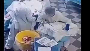 Imagini virale cu o echipă de chirurgi care țin pacientul pe masa de operație, în timpul cutremurului din Rusia