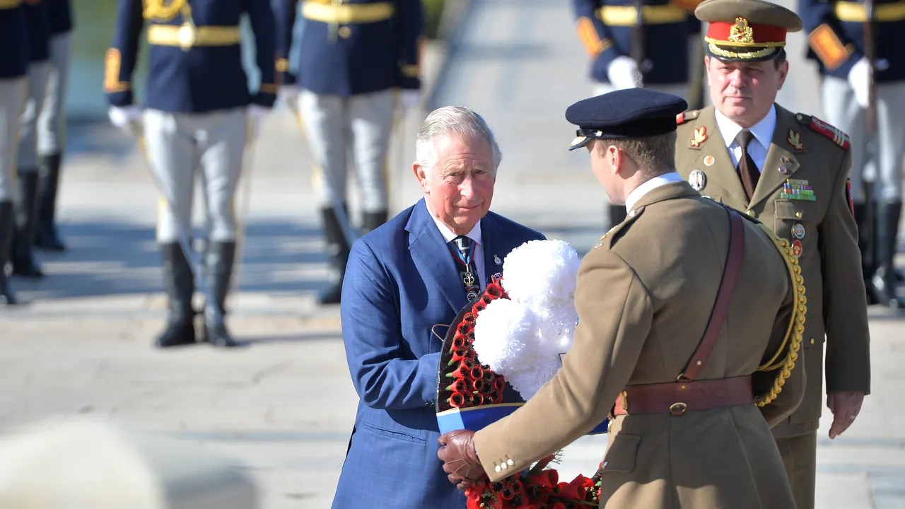 GALERIE FOTO, VIDEO Prinţul Charles a fost primit la Palatul Cotroceni de preşedintele Klaus Iohannis/ Moştenitorul Coroanei Britanice a depus flori la Mormântul Eroului Necunoscut
