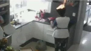 „This girl is on fire”. Momentul când părul unei femei ia foc Video viral