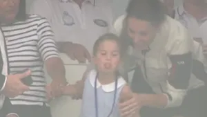 Surprize „regale”: Prinţesa Charlotte şi-a scos limba în faţa oamenilor care îi făceau cu mâna, la o competiţie de yachting/ Cum a reacţionat mama sa | VIDEO