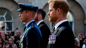 William şi Harry vin în uniformă militară la un priveghi al bunicii lor, Reginei Elisabeta