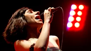 PJ Harvey devine corespondent de război