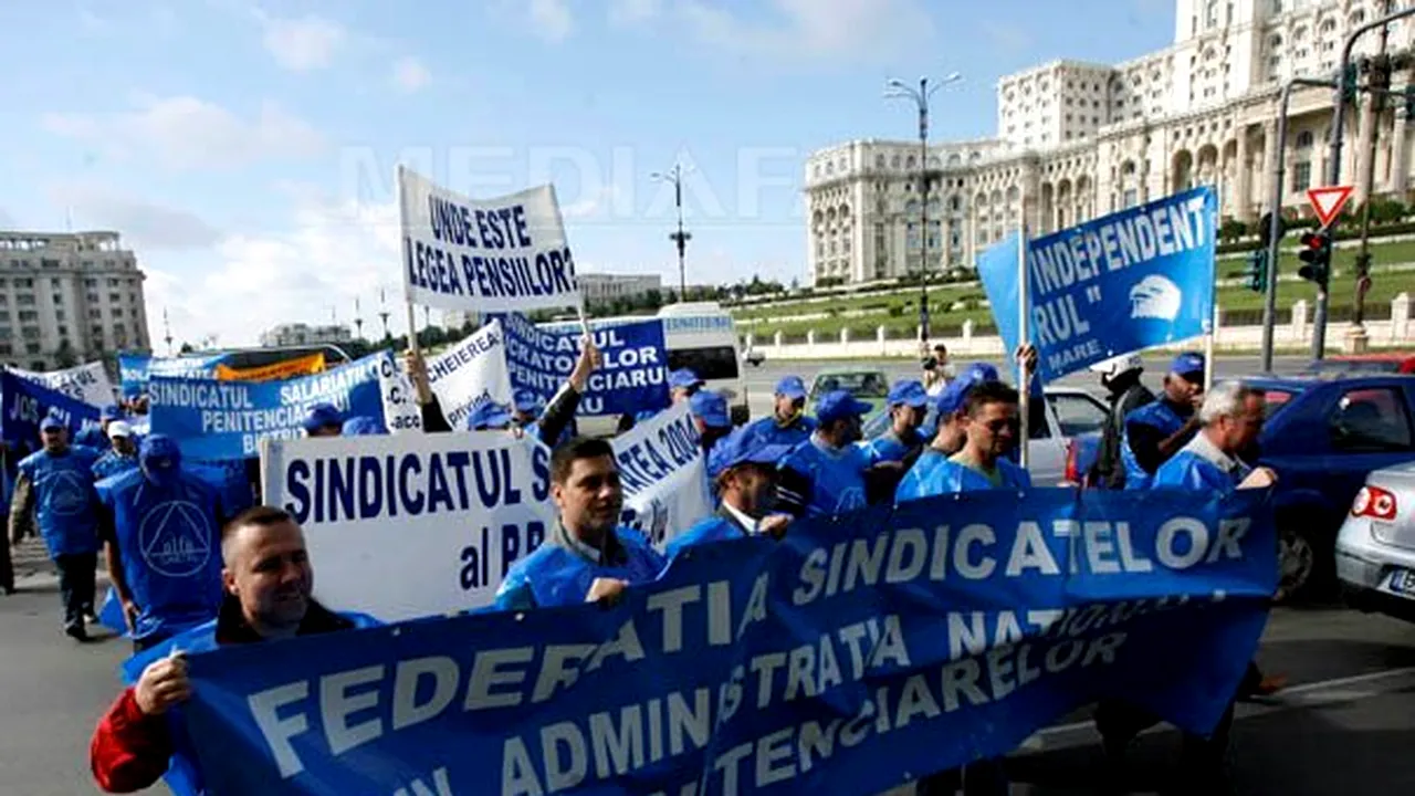 Aproximativ 20.000 de funcţionari publici de la Publisind opresc luni activitatea