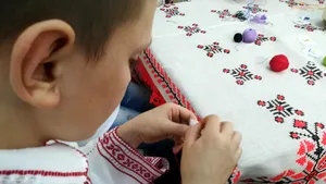 Tradiţii vii. Locuitorii unui sat din judeţul Galaţi se strâng la şezătoare în fiecare săptămână | FOTO, VIDEO