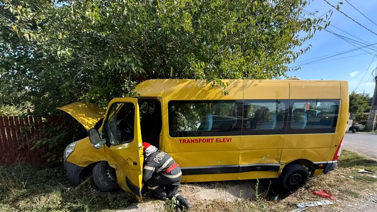 Doi copii în vârstă de nouă ani, duși la spital după ce un microbuz școlar a făcut accident