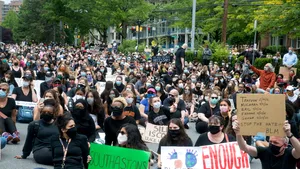 Protestele fără incidente majore pe coasta de Est a SUA, deşi manifestanţii nu au respectat ordinul de rămânere în case după ora 20.00