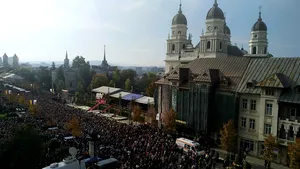 Imagini impresionante de la Iaşi: Peste 100.000 de credincioşi s-au rugat la moaştele Sfintei Parascheva 