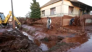 Autorităţile ungare dau asigurări că apele Dunării nu vor fi contaminate cu noroi roşu toxic