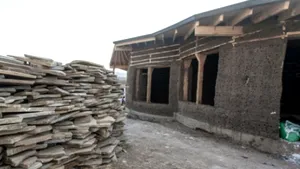 REPORTAJ: Case din lut, cu sticle montate în pereţi ca să intre lumina şi cu acoperiş din iarbă, în Buzău - FOTO