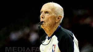 Arbitrul NBA Dick Bavetta s-a retras din activitate la 74 de ani